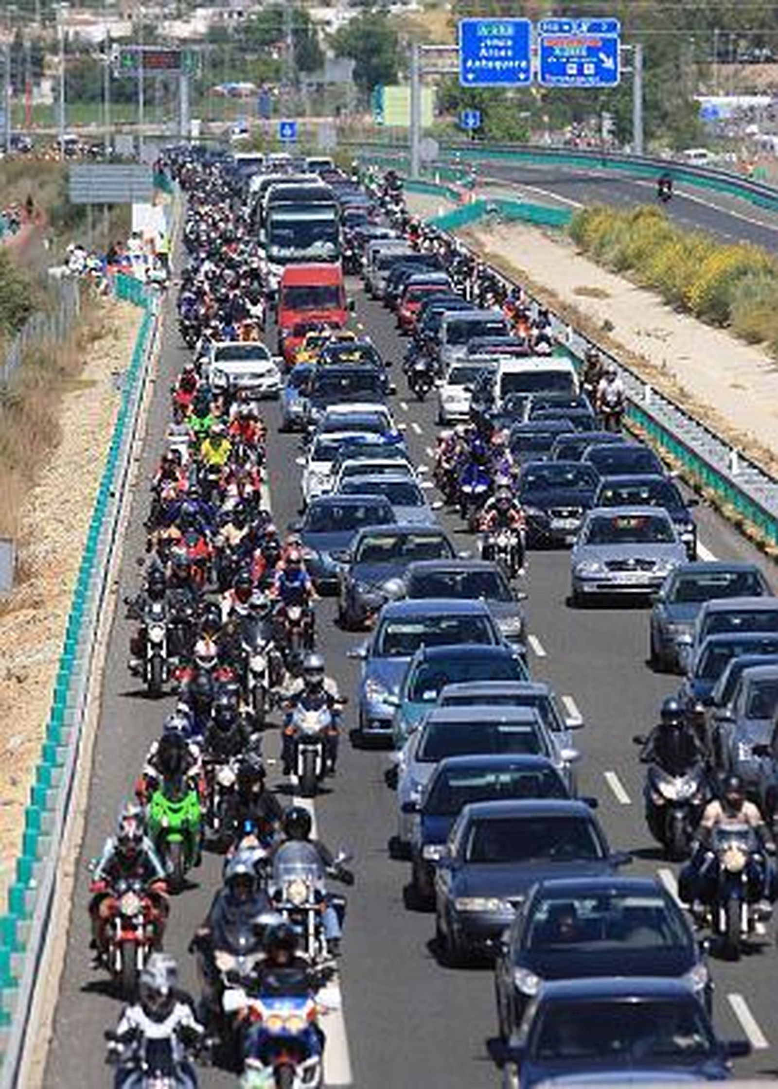 Miles de motos inundan las carreteras de la provincia.   Foto: Pascual y Juan Carlos Toro