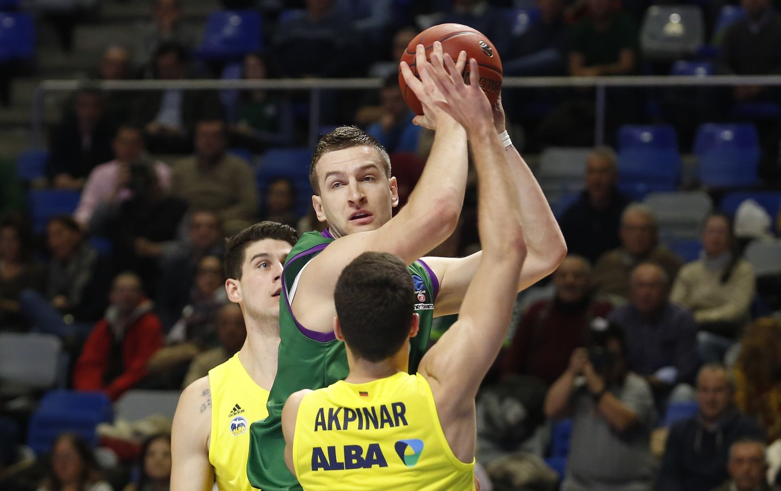 Omic busca el pase ante Akpinar.