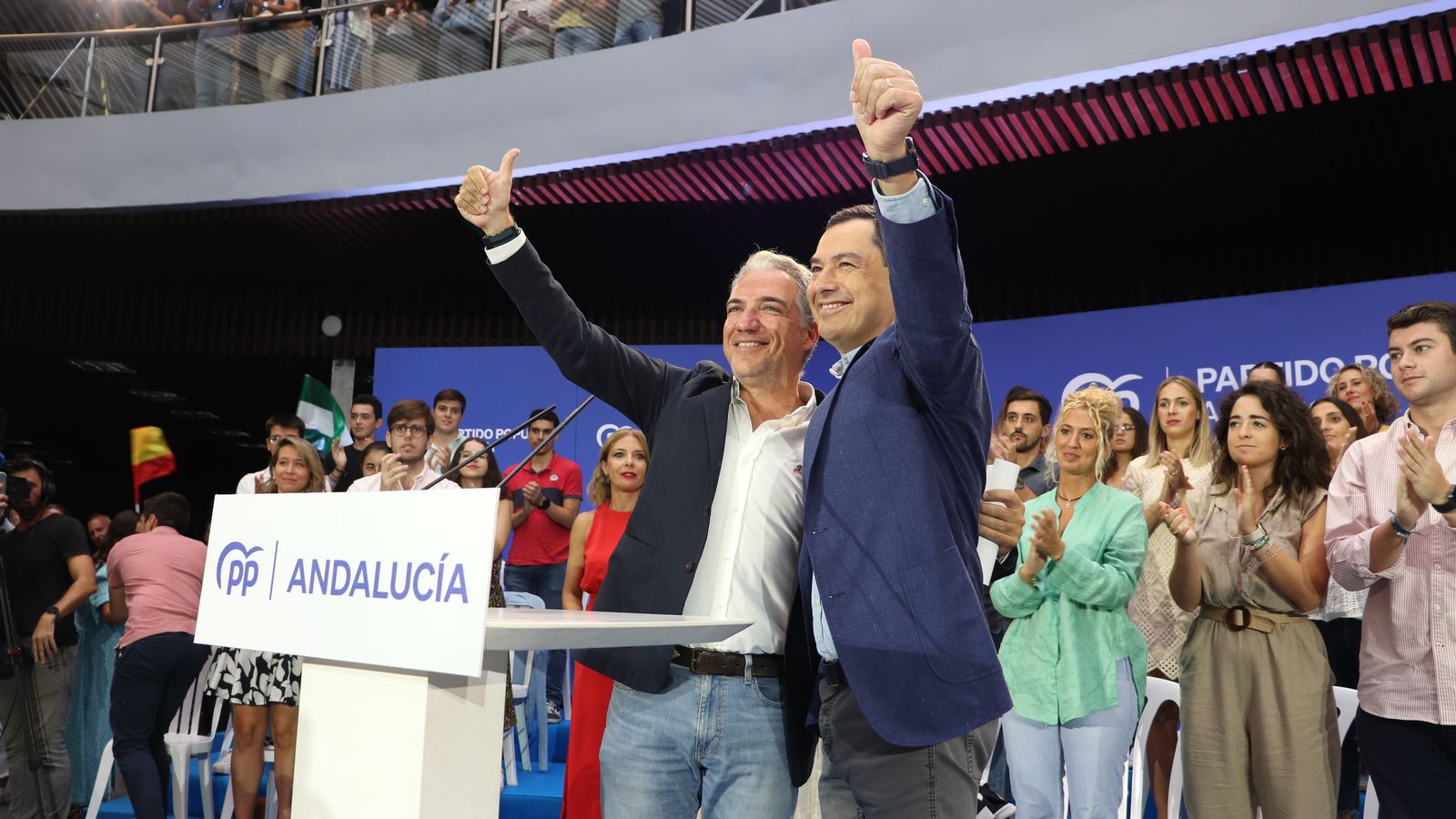 Juanma Moreno junto a Elías Bendodo.