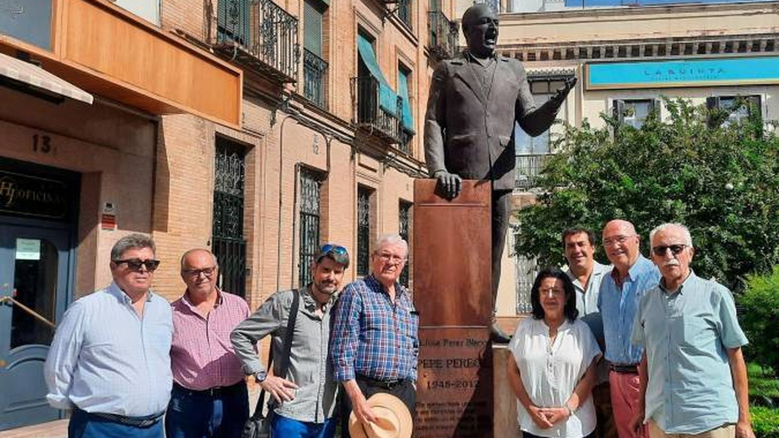 Ángel Vela, con sombrero, junto a los amigos de la Asociación Pepe Peregil bajo su estatua.