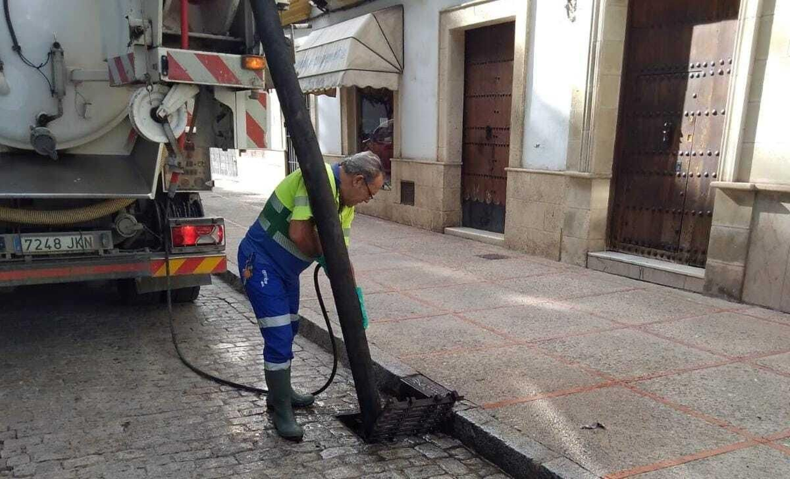 Un operario, durante los trabajos de limpieza de imbornales realizados este sábado por la tarde. Un operario, durante los trabajos de limpieza de imbornales realizados este sábado por la tarde.