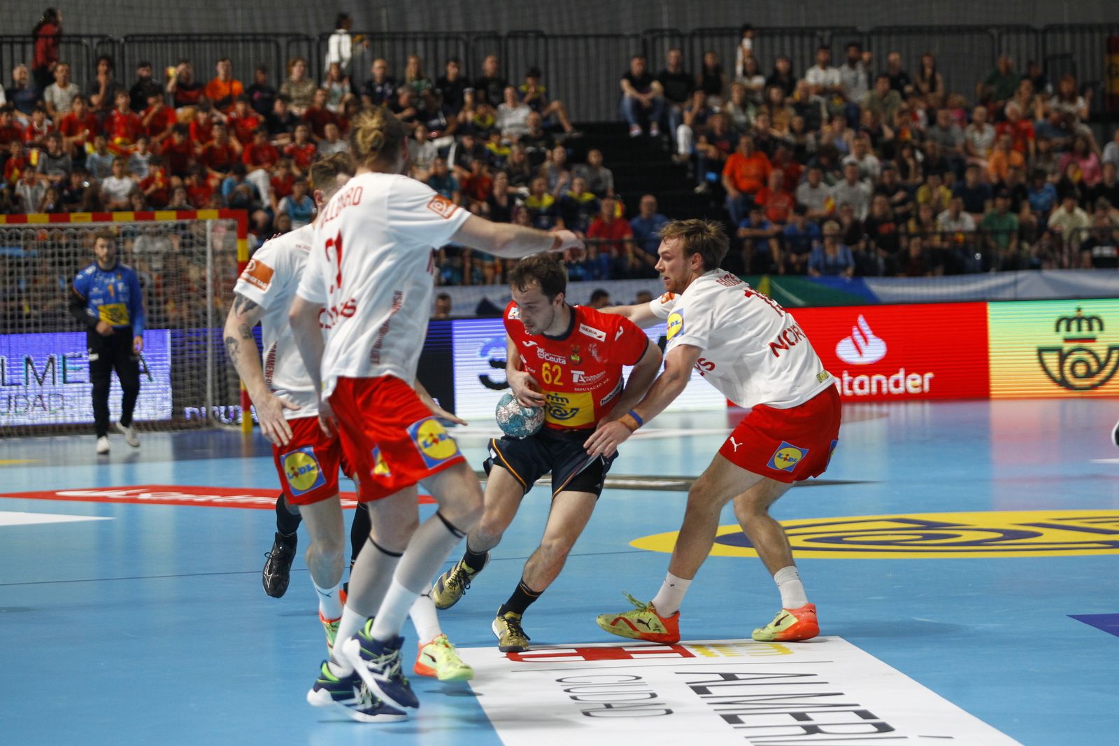 Imágenes del España-Dinamarca de la EHF Euro Cup de balonmano, en Almería