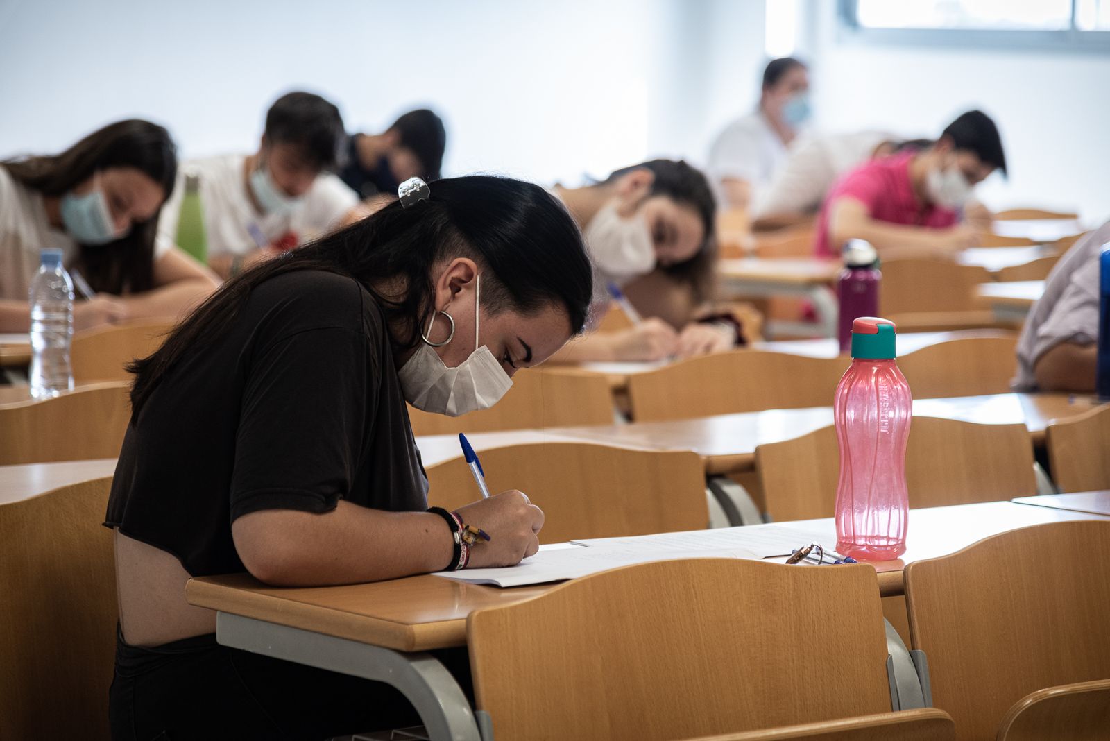 Estudiantes en una de las pruebas de acceso en la UHU el año pasado.