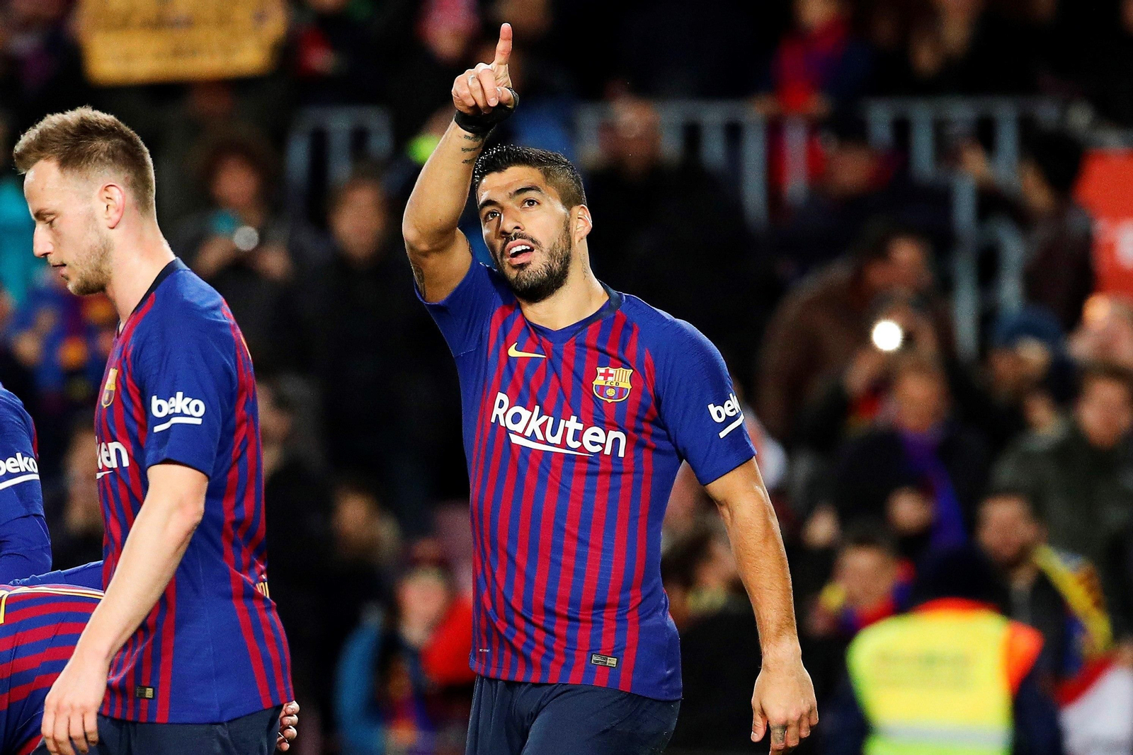 Suárez dedica a la grada su primer gol frente al Eibar.