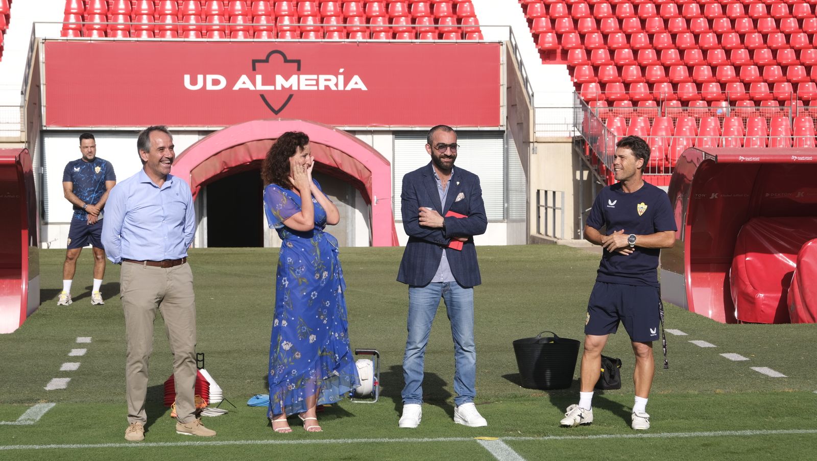 Imágenes de la visita de la Alcaldesa de Almería, María Vázquez, a los jugadores de la U.D. Almería