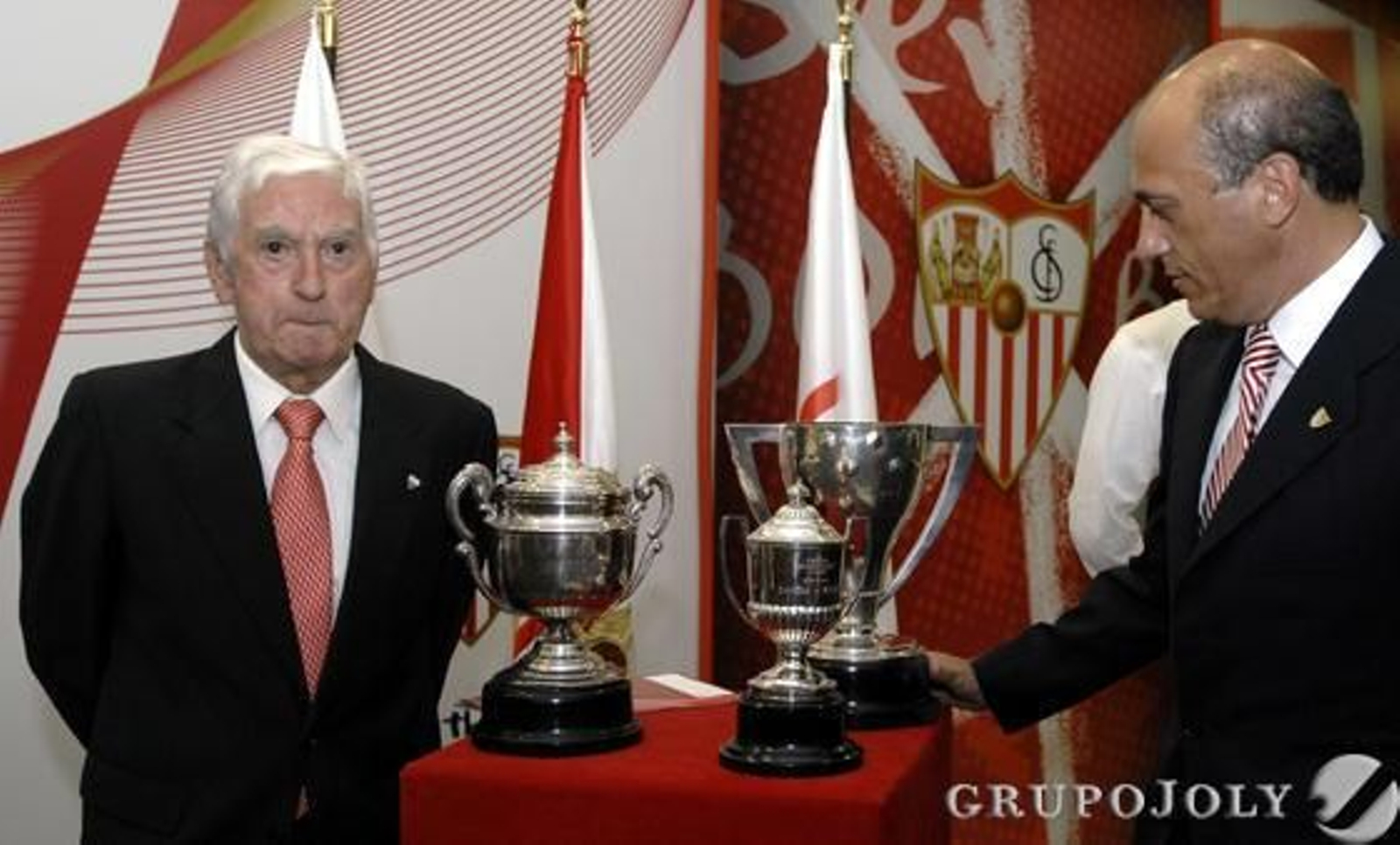 Con la llegada de Del Nido a la presidencia, se fomenta la imagen de Arza como mito del sevillismo, siendo nombrado Dorsal de leyenda; además, el club bautizó con su nombre el palco VIP del Ramón Sánchez-Pizjuán.

Foto: D.S.