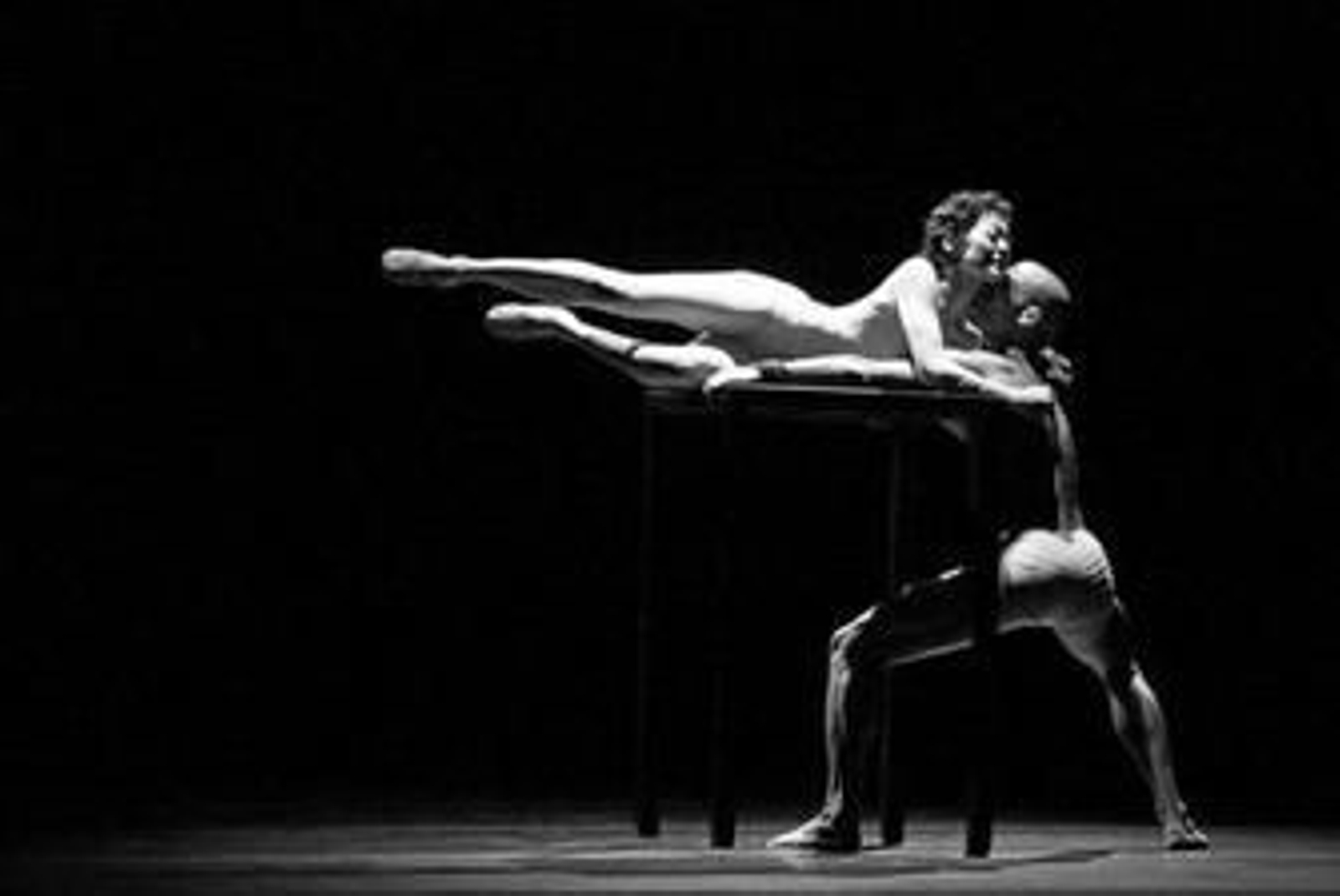 Un momento del 'paso a dos' incluido en la coreografía 'Cobalto', escenificada este martes en el Cervantes.