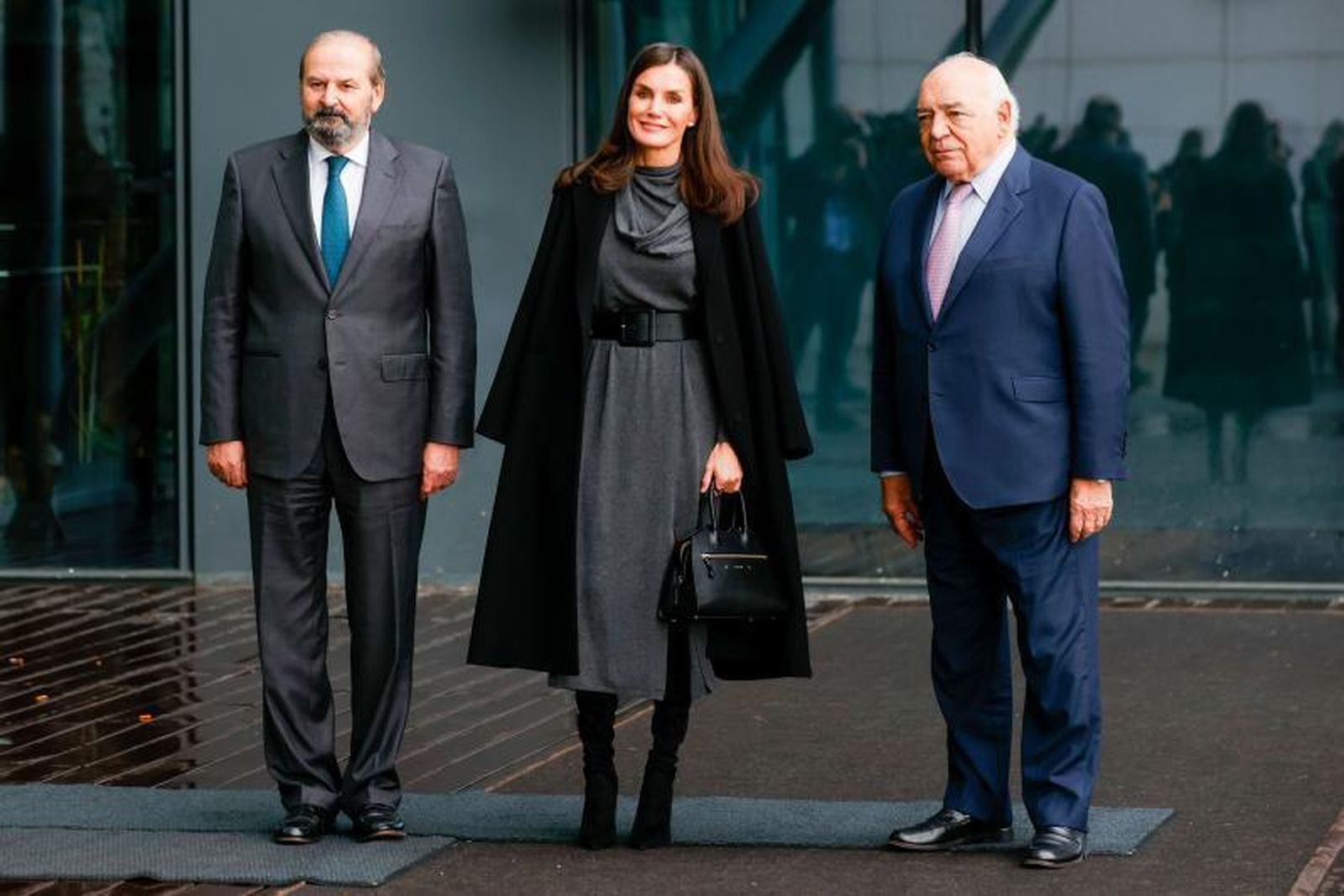 La reina Letizia, junto al presidente de la Fundación Ayuda contra la Drogadicción (FAD), Ignacio Bayón Mariné (d), y el presidente de la Fundación Endesa, Juan Sánchez-Calero Guilarte (i).
