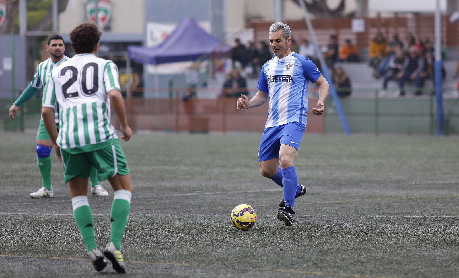 La jornada solidaria de los Málaga Forever y el Betis, en fotos