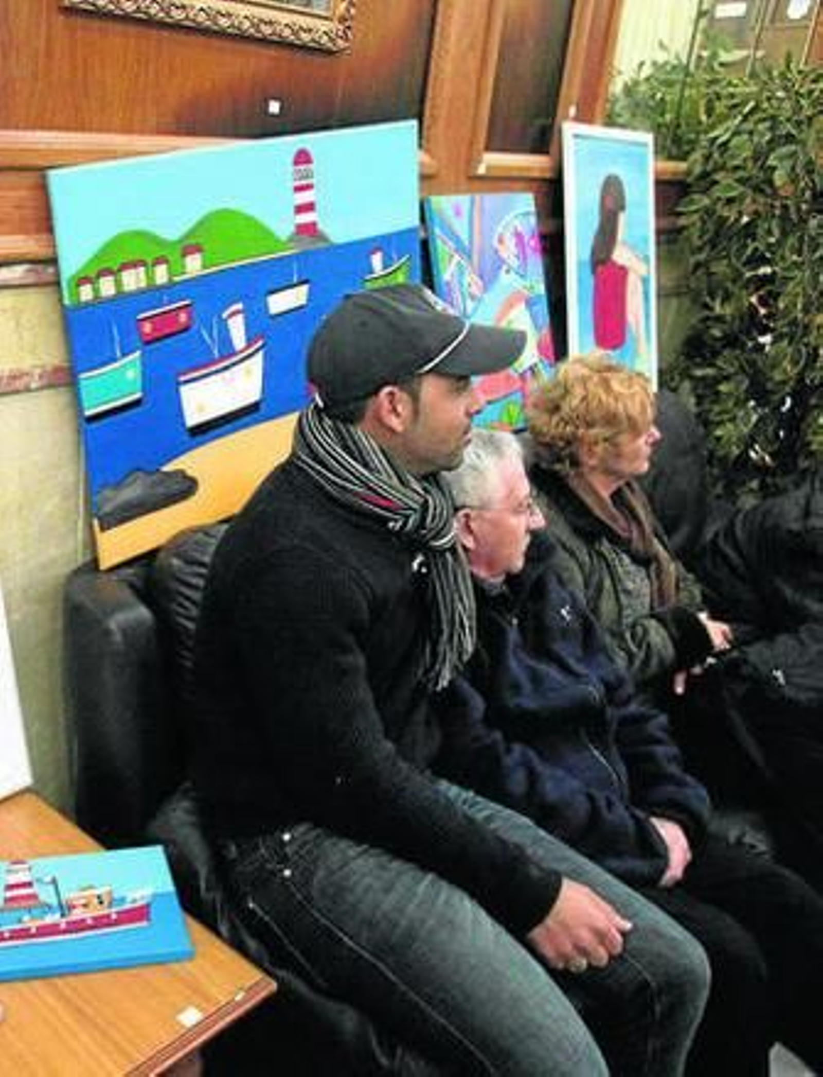 Parte de las obras expuestas en el Círculo, junto a socios de AFAL.