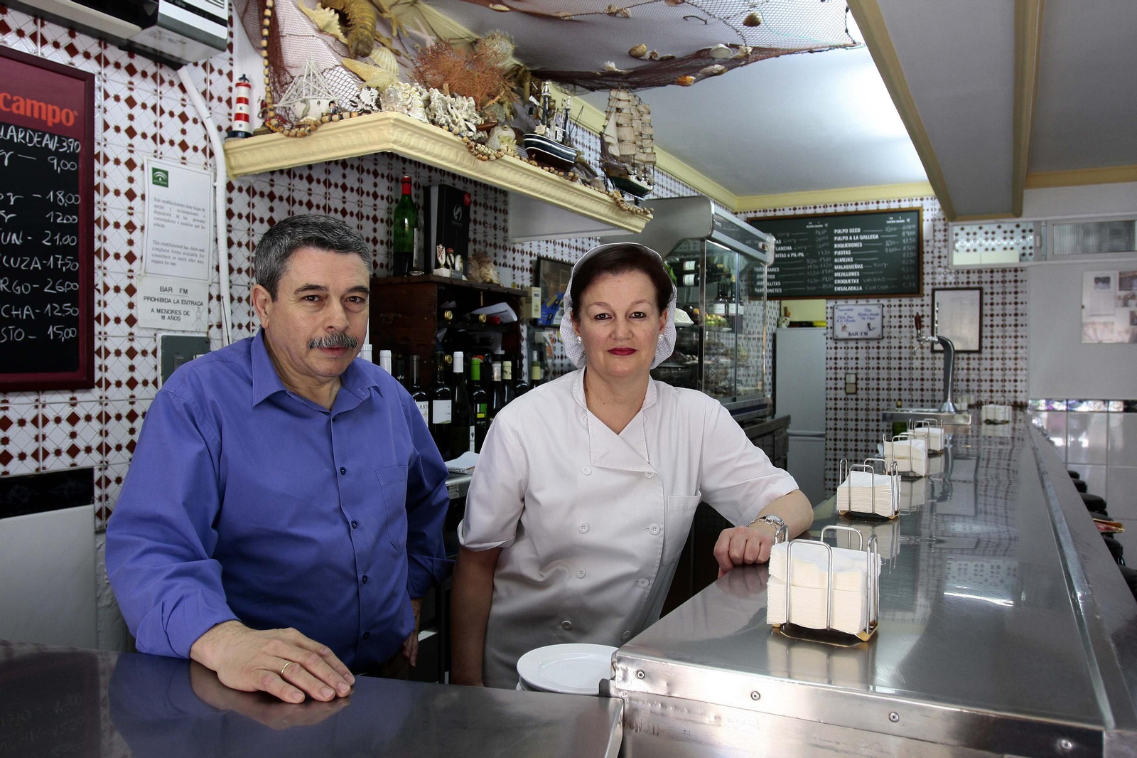 Imagen de archivo de los fundadores, Francisco y Rosa, tras la barra del FM antes de su reforma.