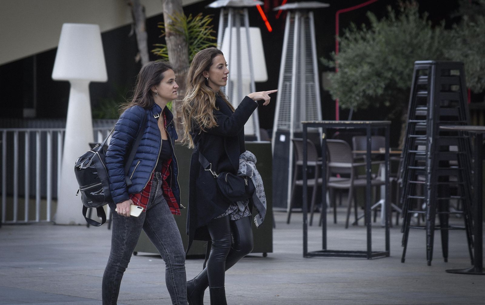 Dos mujeres sin mascarillas por el entorno de las céntricas 'setas' de la Encarnación.