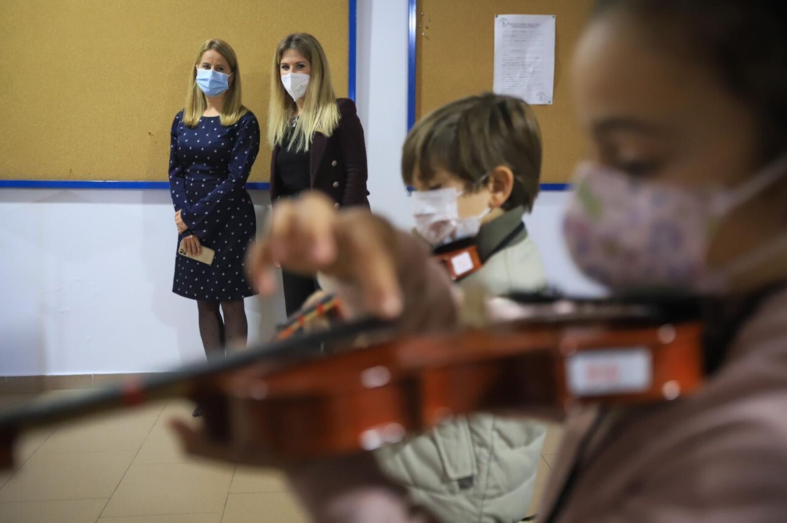 Muriel Páez y Ana Mestre observando a los niños en el curso de música