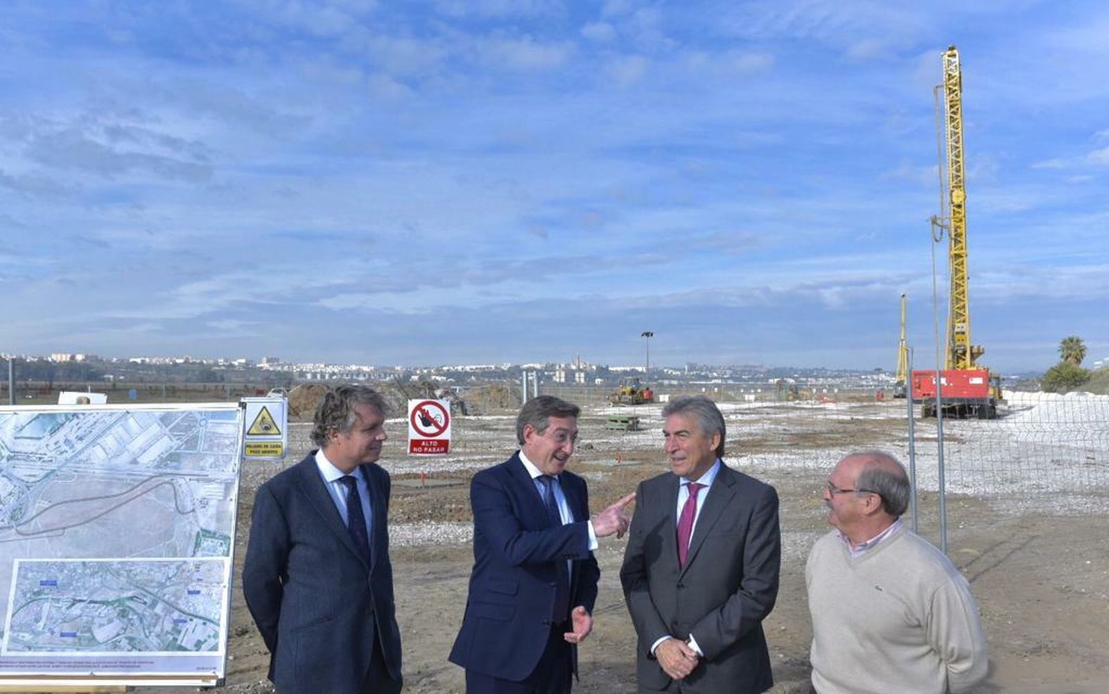 Rafael Carmona y Lucrecio Fernández en la obra de los desvíos flanqueados por Ángel Pulido (director del Puerto) y Pedro Rodriguez Armenteros, director general de la Demarcación de Carreteras de Andalucía Occidental.