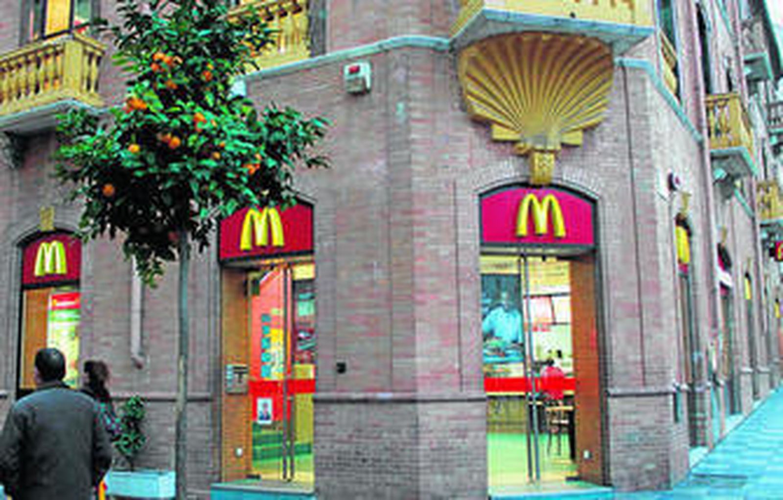 Imagen de la fachada del restaurante McDonald's del centro, ayer por la tarde.