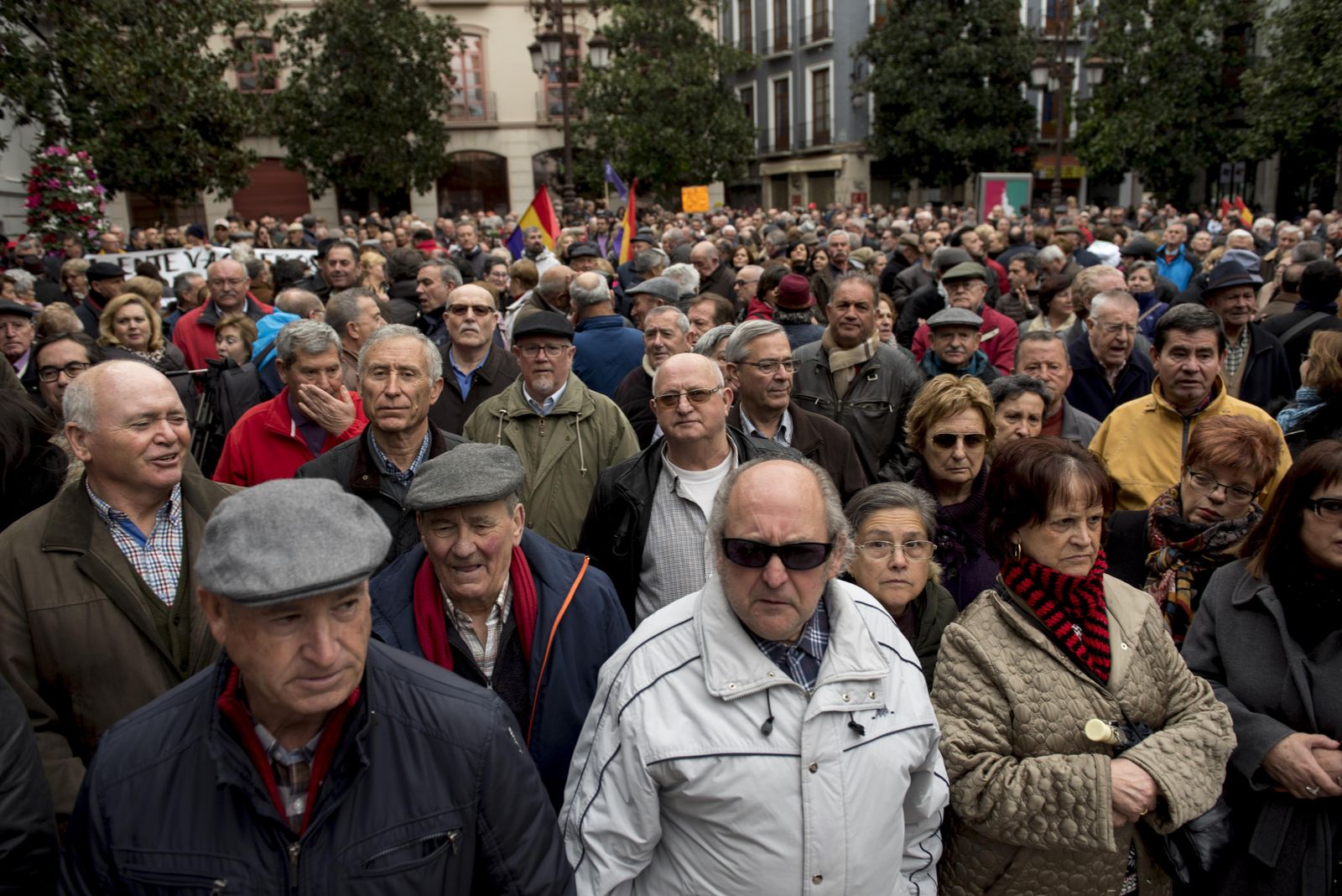 Pensionistas de Granada durante una manifestación