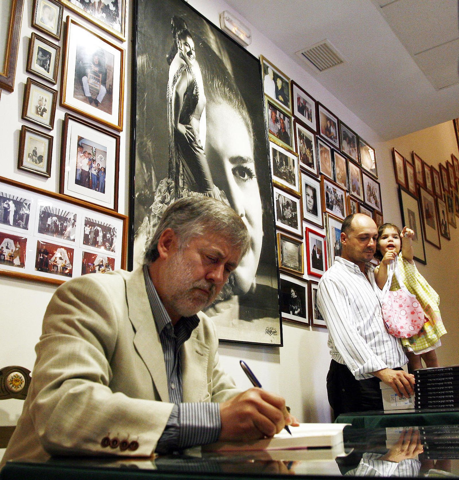 José Ruiz Mata, durante una firma de libros.