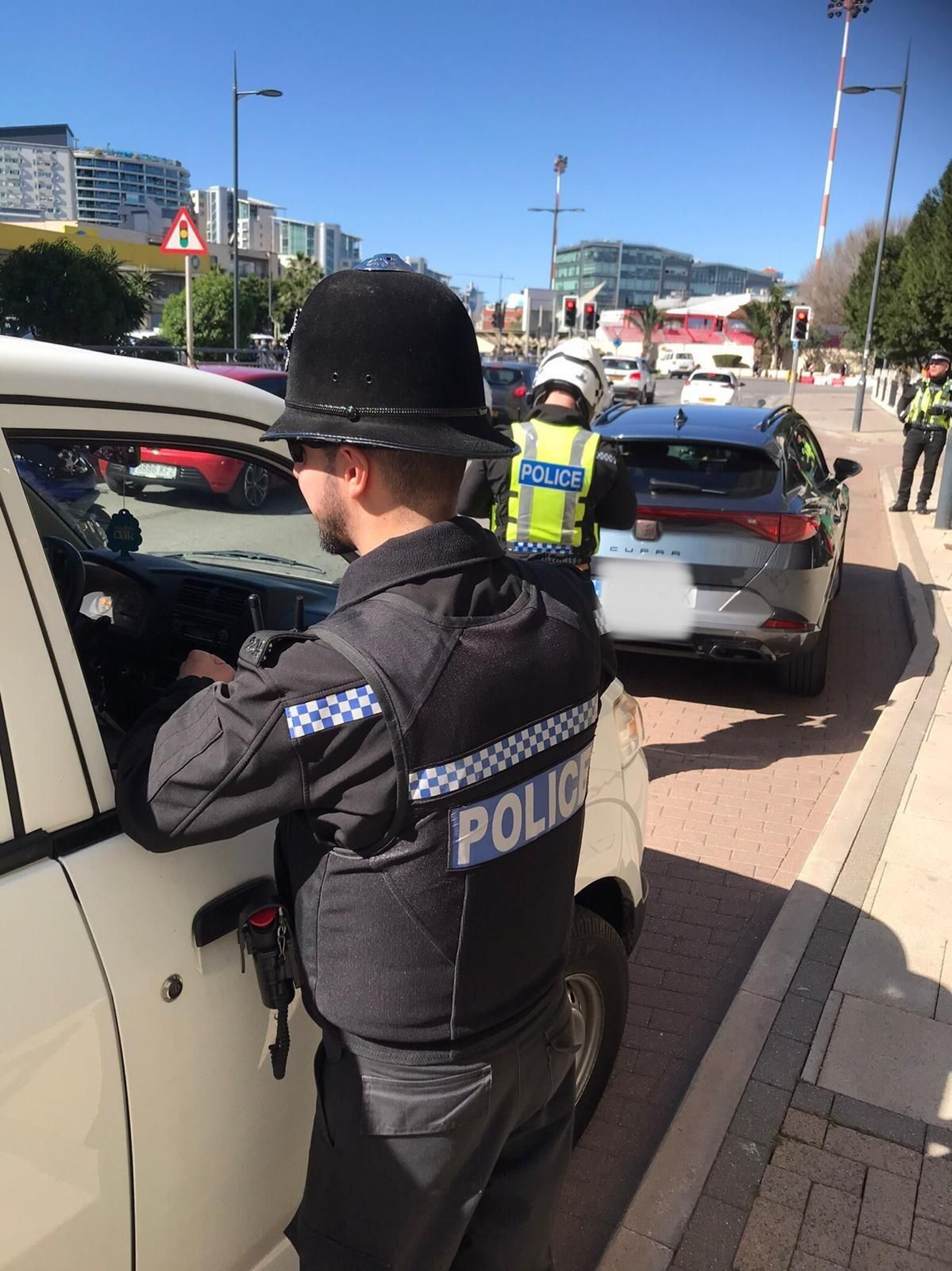 Dos agentes de Gibraltar, durante un control este miércoles.