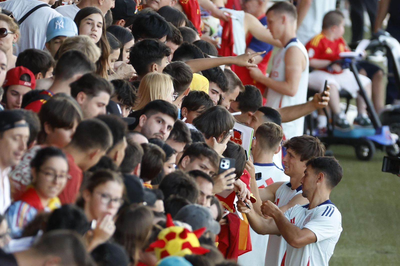 Dean Huijsen sonríe con España mientras espera a Isco