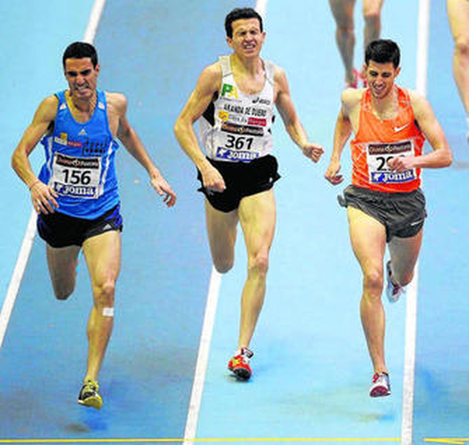 Diego Ruiz, Manuel Olmedo y Álvaro Rodríguez, en los últimos metros de la carrera de 1.500.