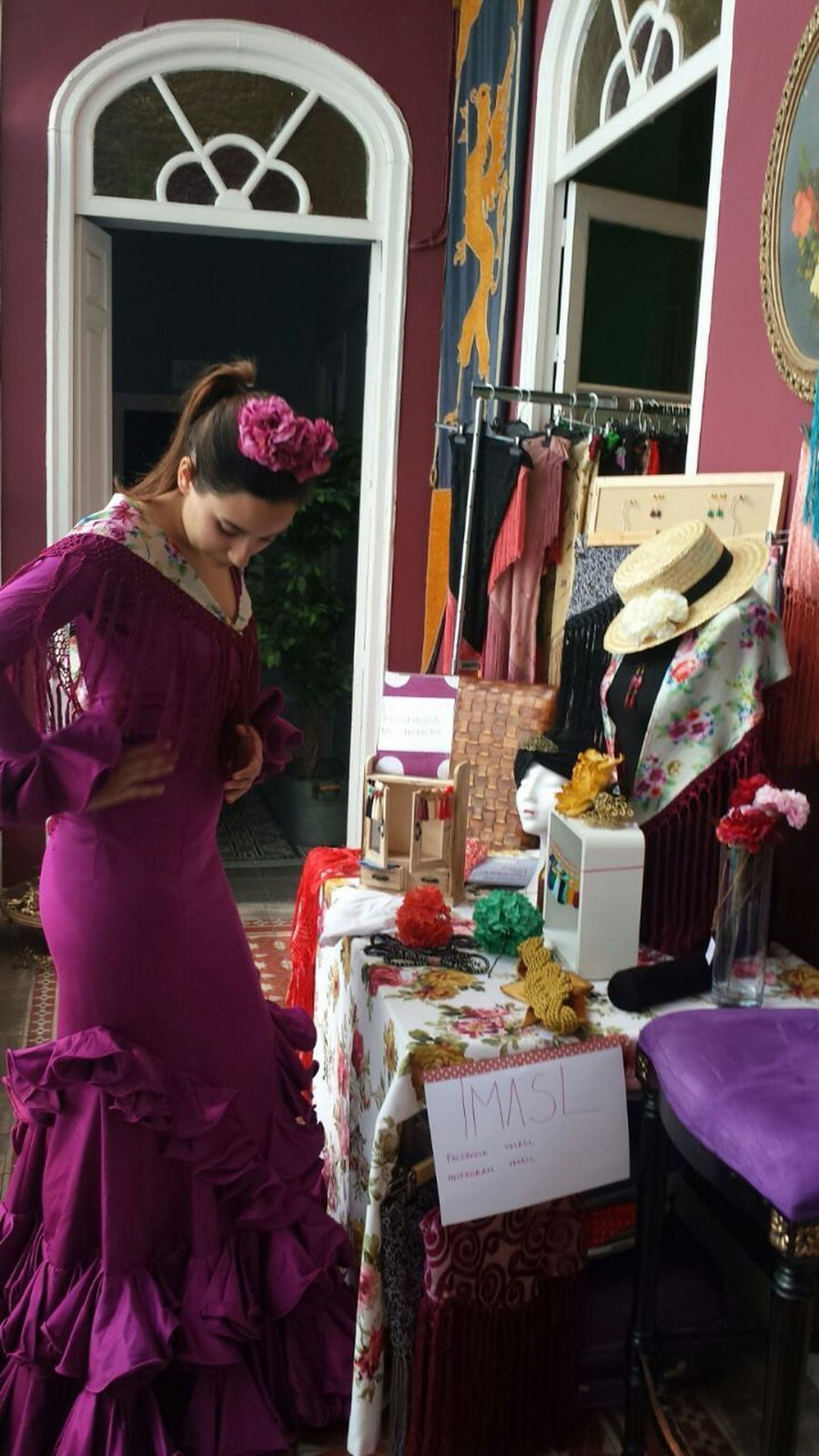 1 y 2. Se podrán adquirir, a cambio de donativos, tanto trajes de flamenca de segunda mano como nuevos, donados por diseñadores y firmas de moda flamenca, así como algunos de los trajes reciclados en el taller Recicla y Crea con Red Madre, puesto en marcha por la asociación. 3. Cartel de la nueva edición del mercadillo.