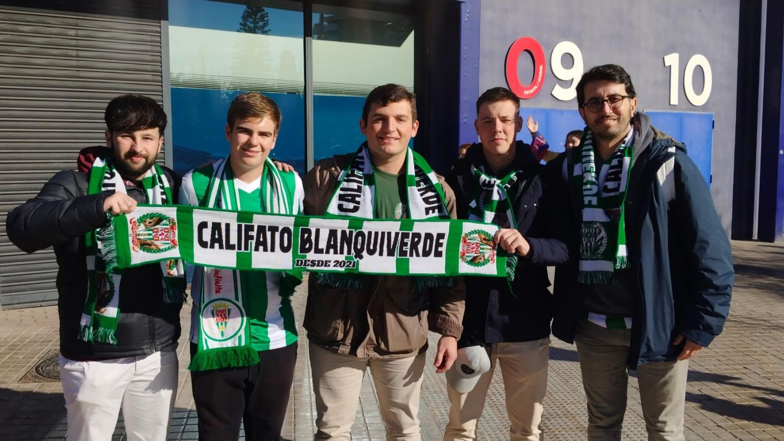 Peñistas de Califato Blanquiverde entregan su bufanda a Andrés Peñarrubia a las puertas del Ciudad de Valencia.