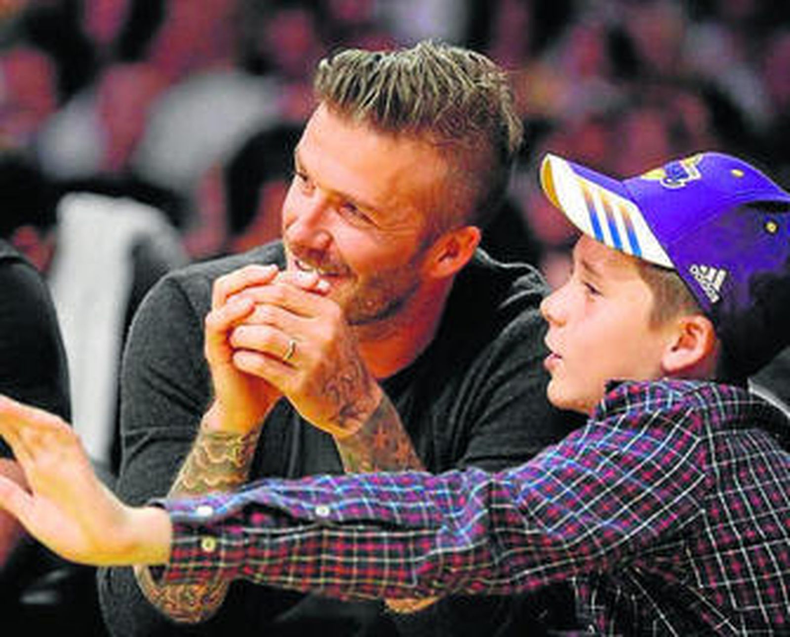 El futbolista y Brooklyn en un partido de baloncesto.