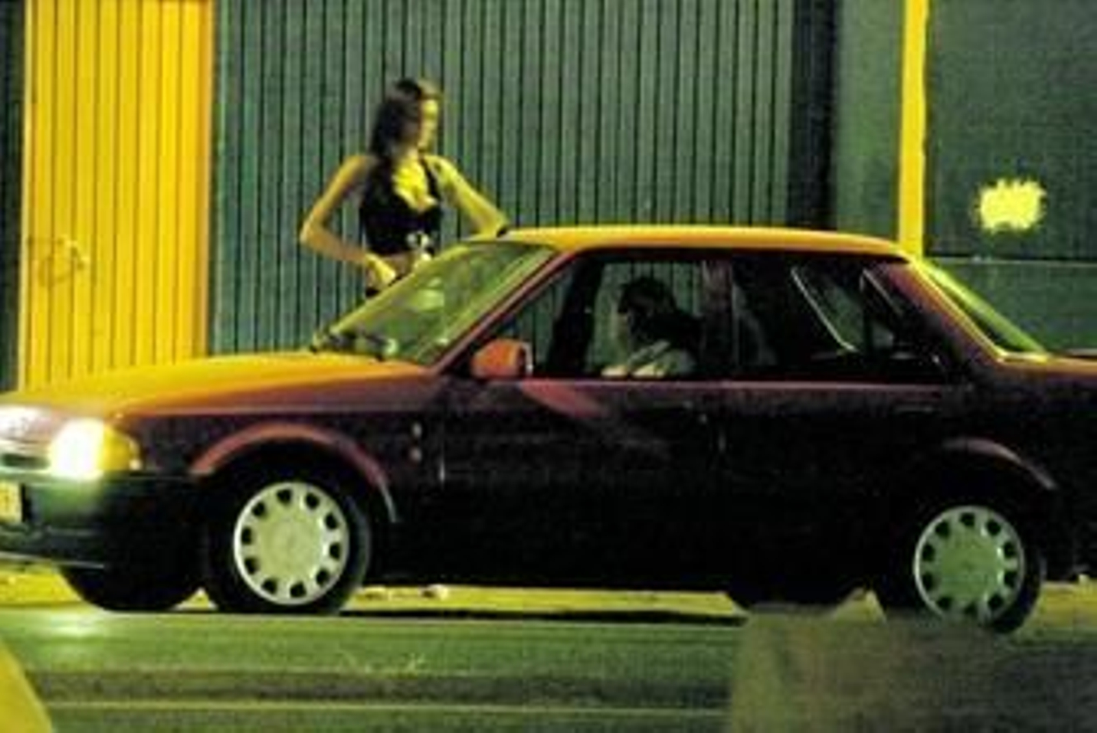 Un vehículo se acerca hasta una de las profesionales del sexo de la capital.