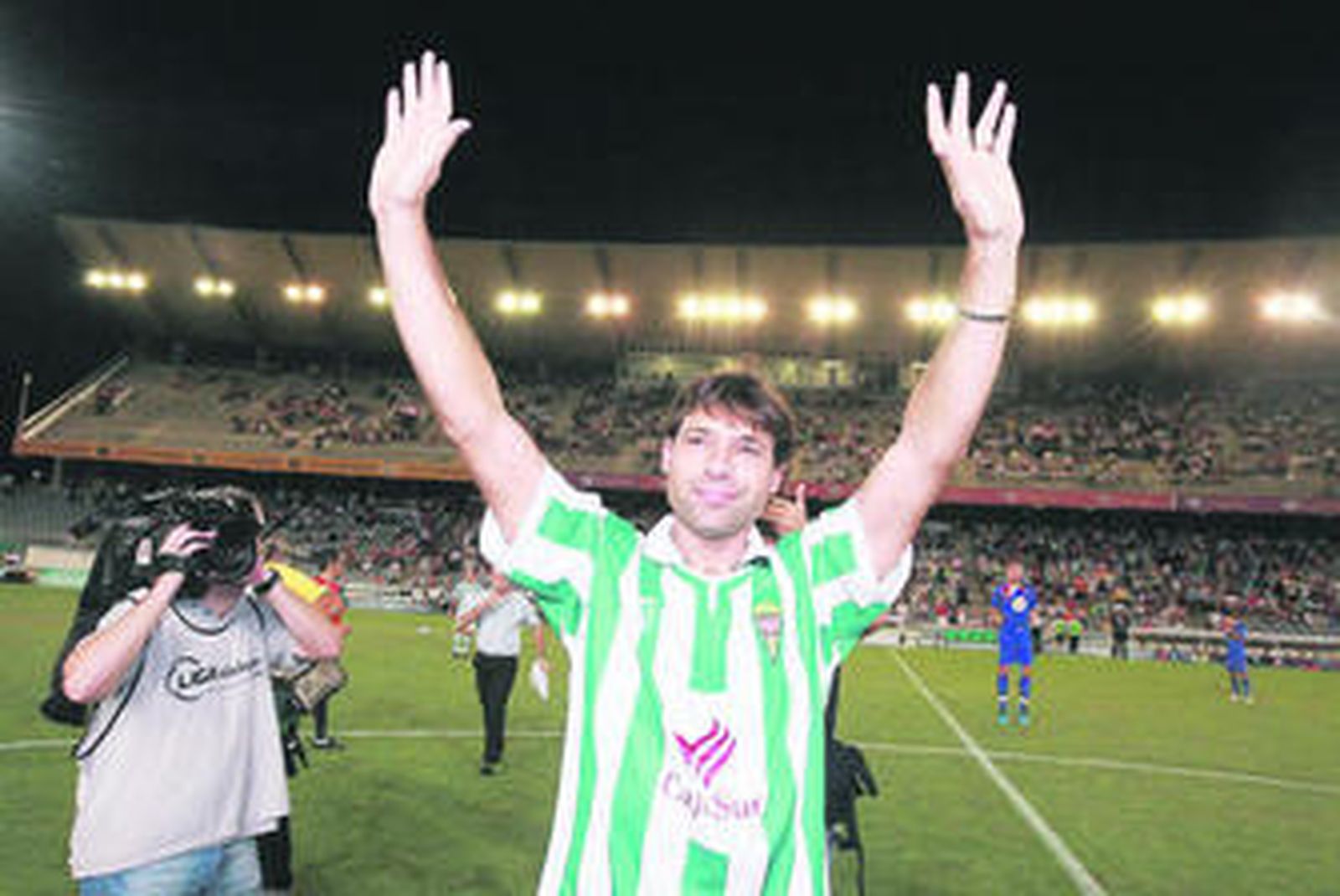 Alessandro Pierini saluda a la grada durante su homenaje.