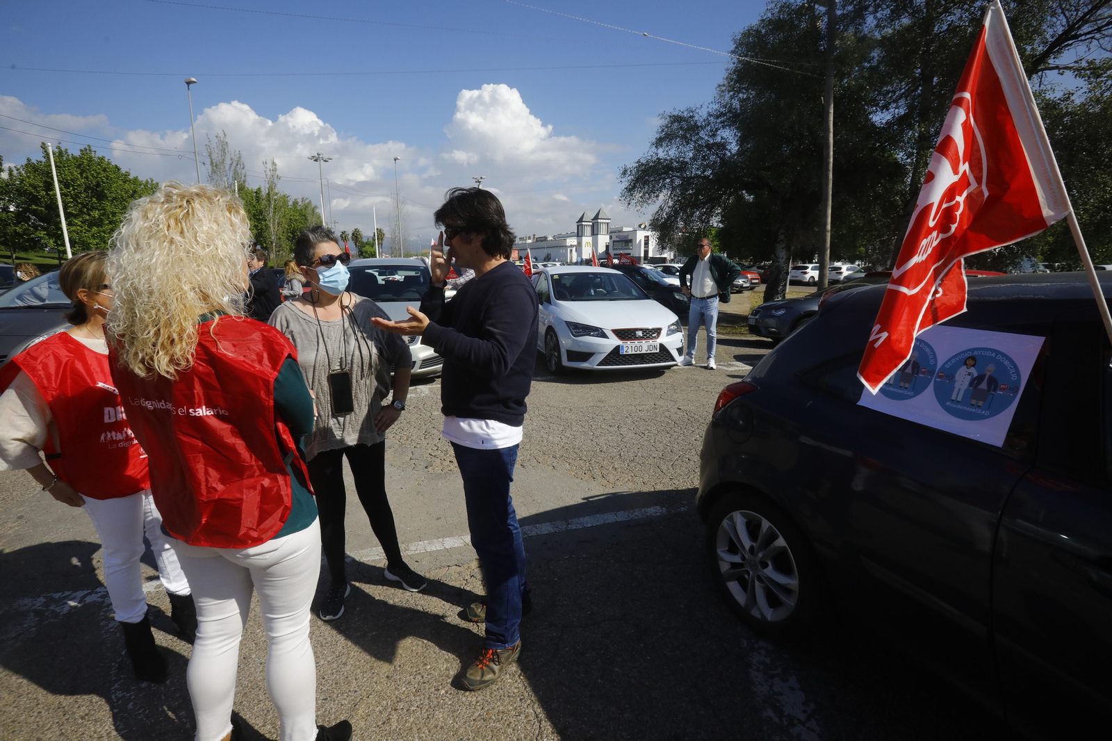 La caravana de coches de UGT en apoyo a las trabajadoras de ayuda a domicilio de Córdoba, en imágenes