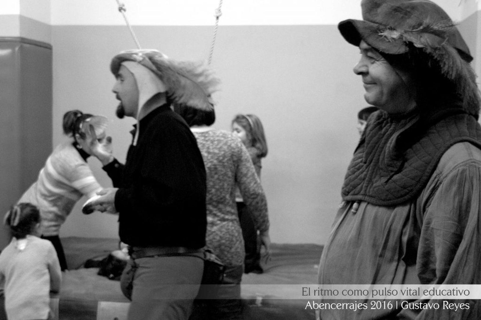 Talleres. Los músicos Xuan Sastre y Gustavo Reyes, vestidos de juglares. Se emplean instrumentos tradicionales. / FOTOS CEDIDAS POR MARI CARMEN VALVERDE