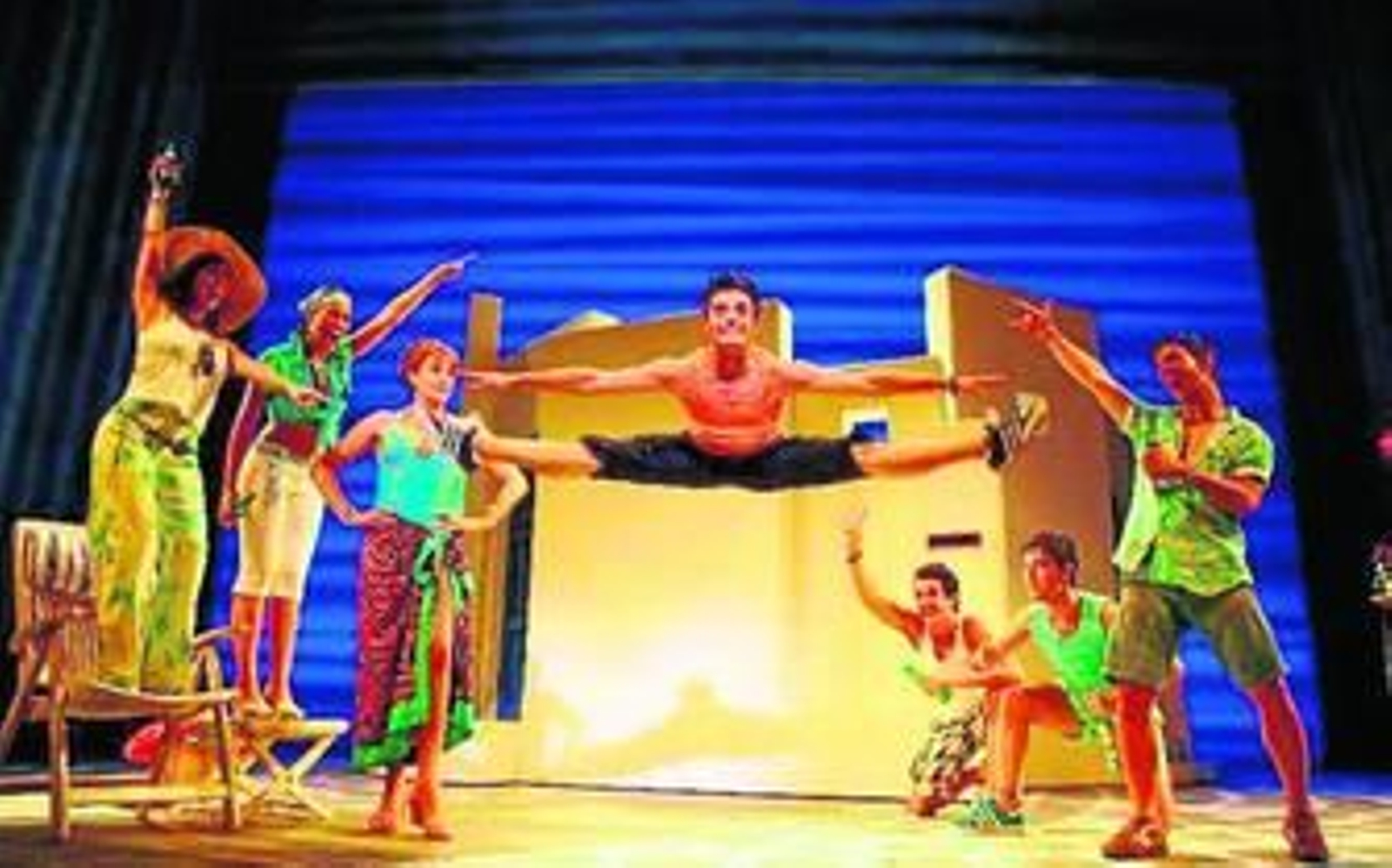 Uno de los momentos del musical, en el que uno de los artistas sorprende con un gran salto.