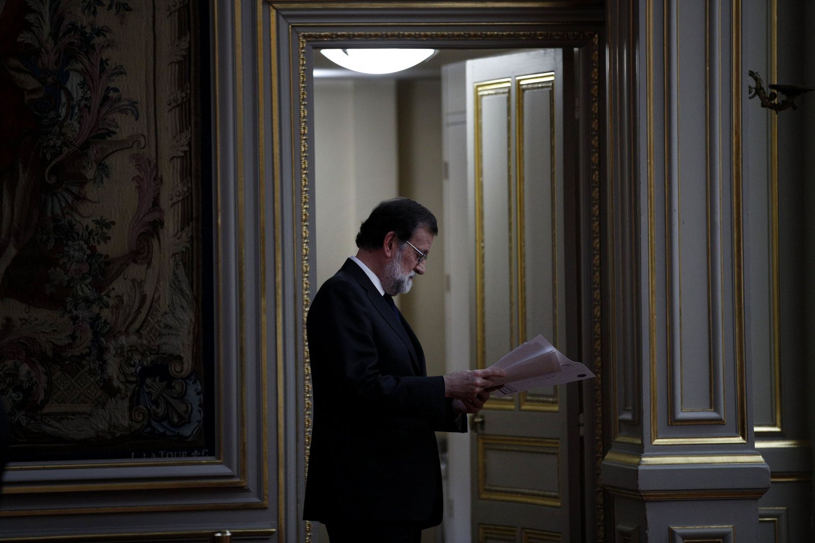 Mariano Rajoy lee unas notas antes de una rueda de prensa el lunes en el Palacio del Elíseo, en París.