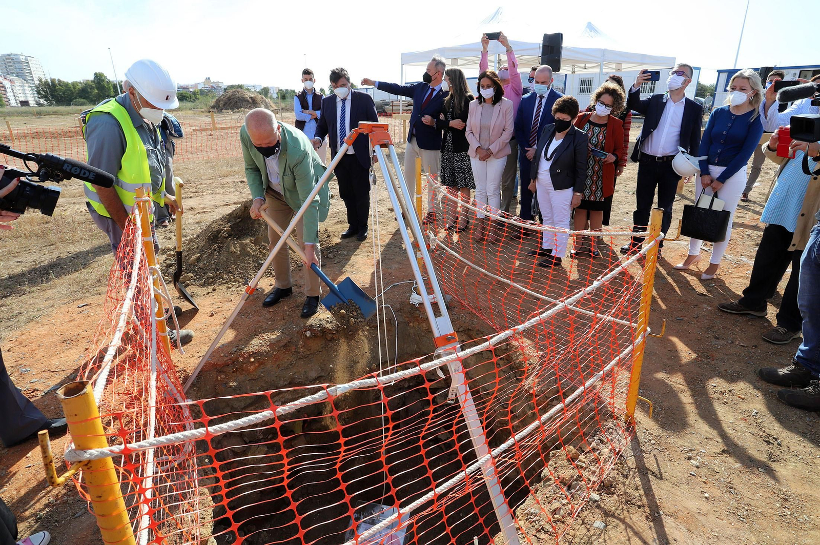 Imágenes de la  colocación de la primera piedra del nuevo colegio público ubicado en el 'Ensanche Sur'