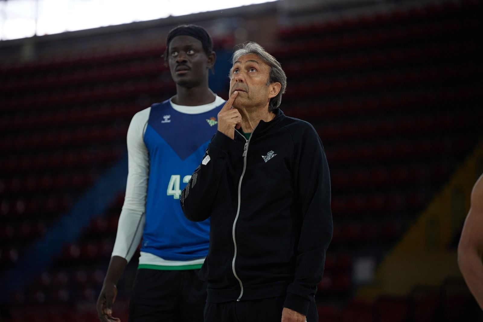 Casimiro mira hacia arriba en un entrenamiento junto a Sylla.