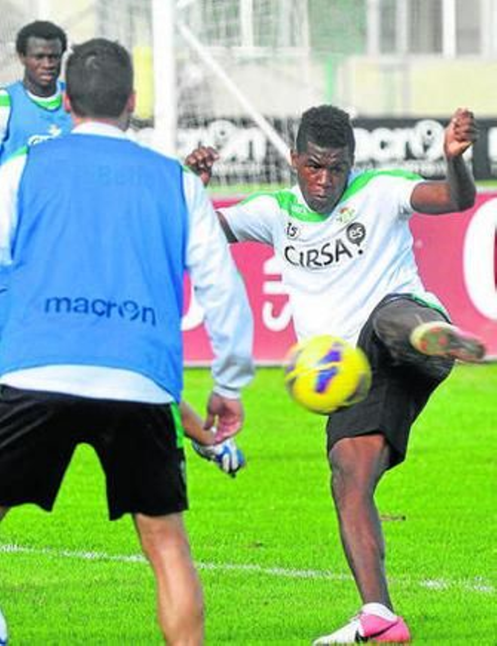 Campbell remata con la zurda en un entrenamiento.