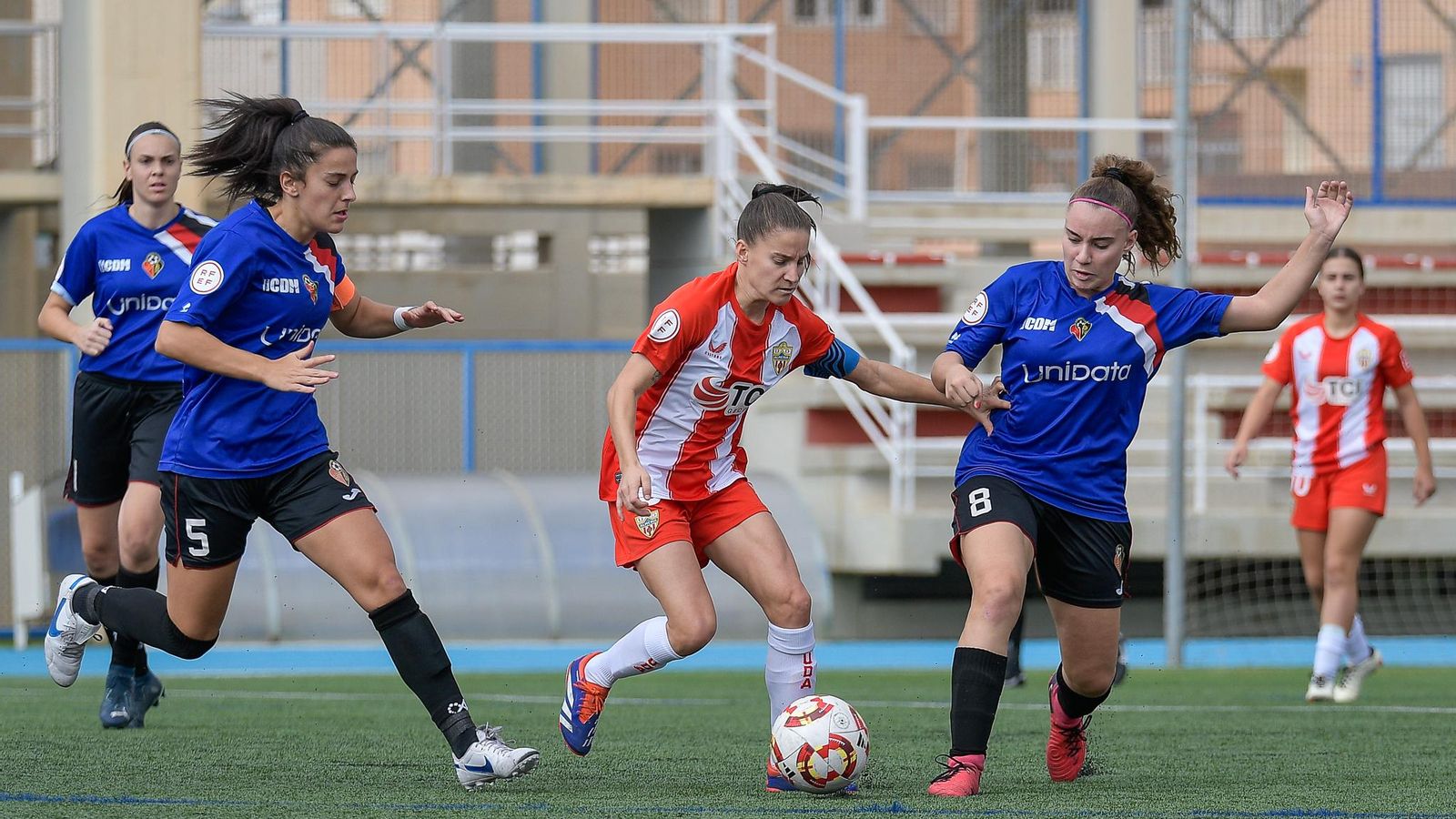 La rojiblanca Jessi disputa un balón con una jugadora rival durante el encuentro disputado en la primera vuelta.