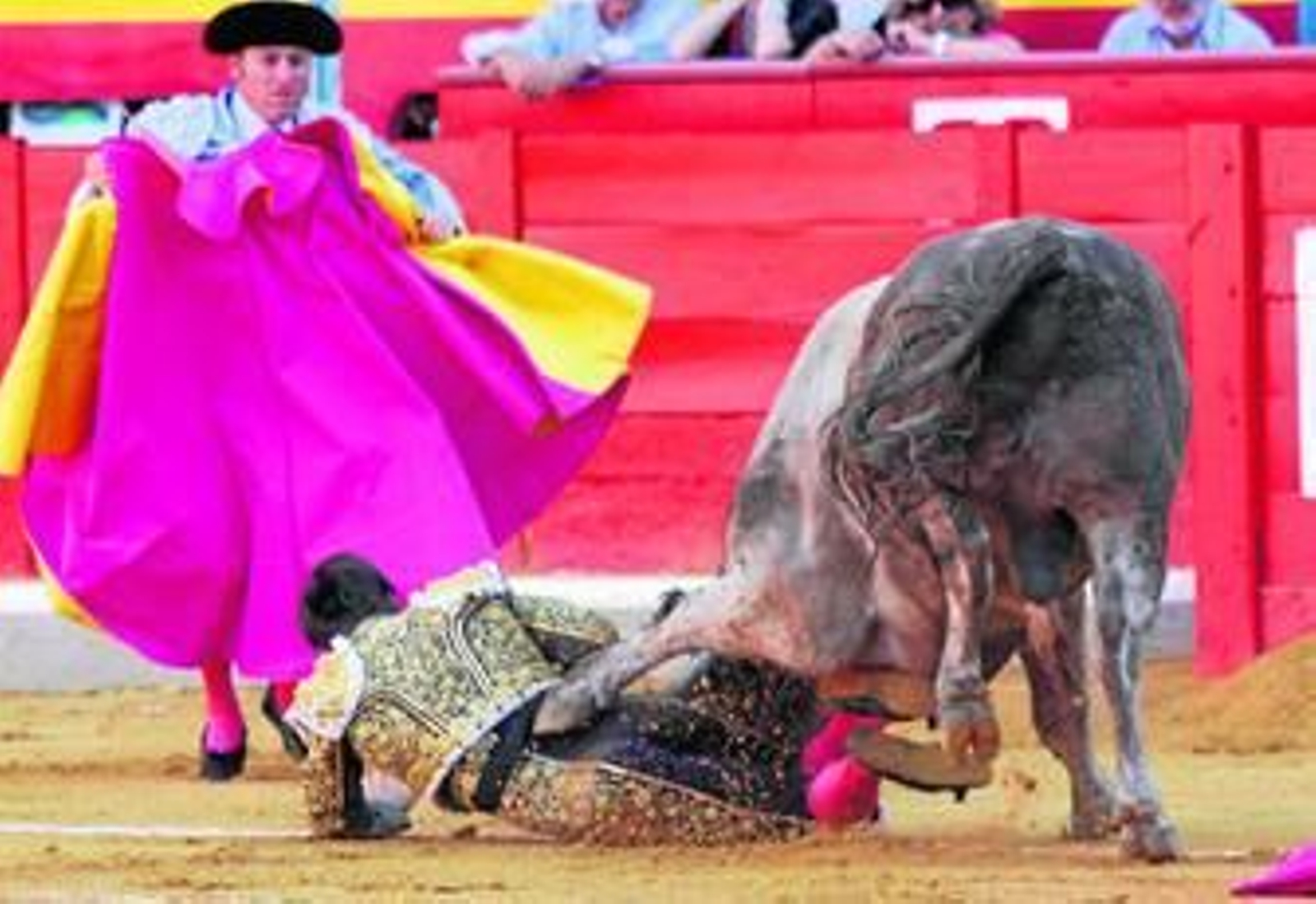 El Juli fue cogido al lancear a la verónica pero fue capaz de matar al toro con la mano izquierda.