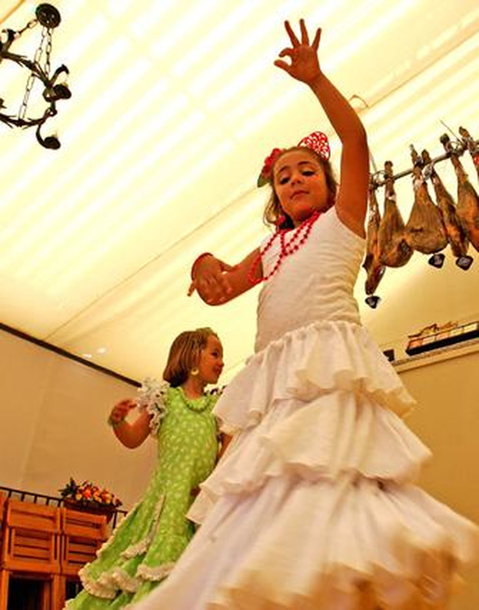 Las primeras niñas vestidas de gitanas ya se ven por el Real

Foto: Pascual