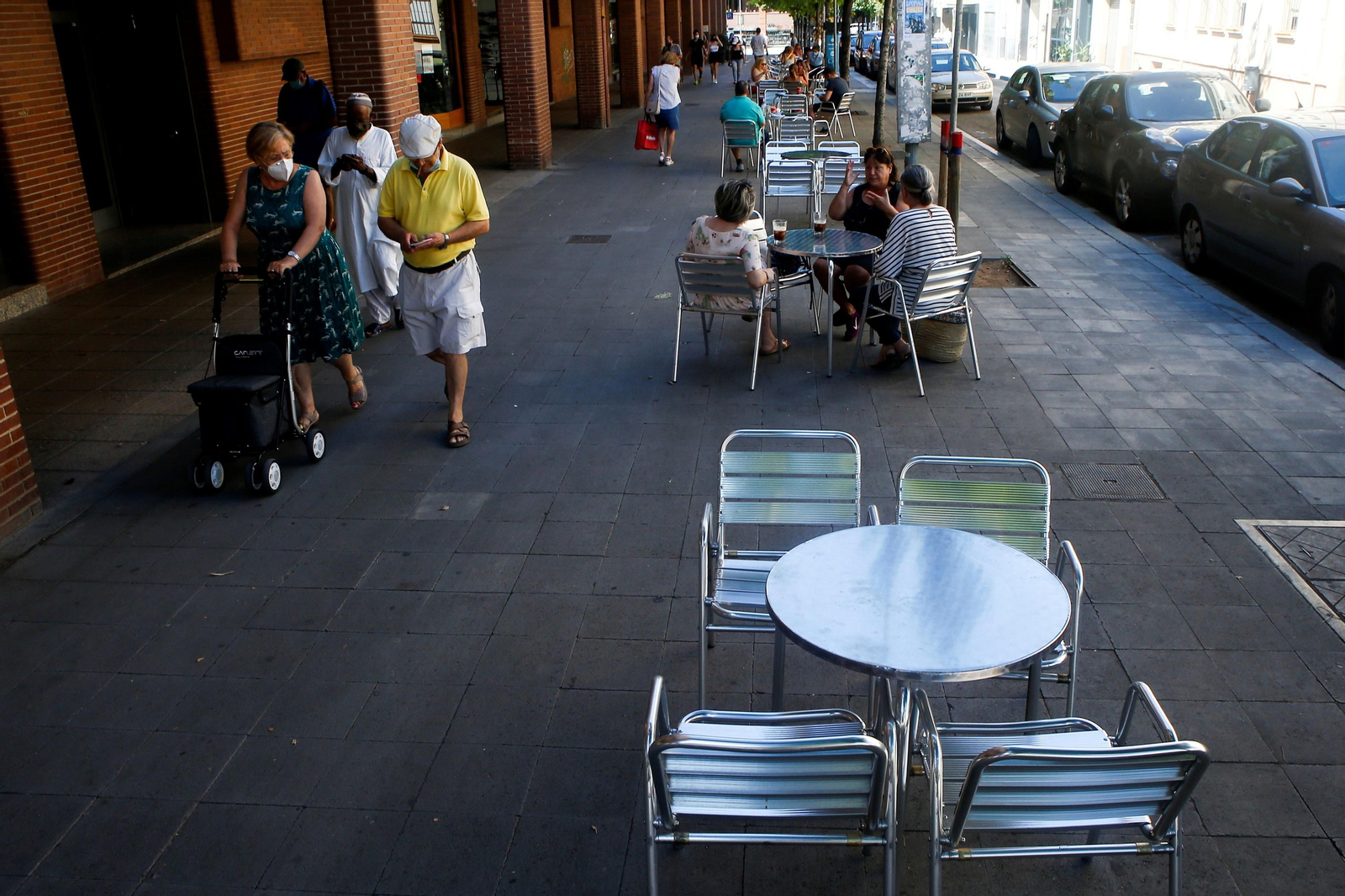 Una terraza en Cataluña manteniendo la distancia en las mesas.