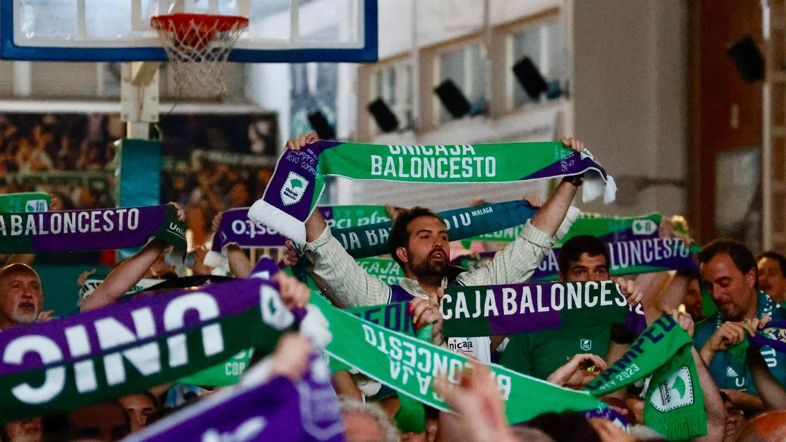 La locura en Los Guindos: ¡Búscate durante la final de BCL del Unicaja!