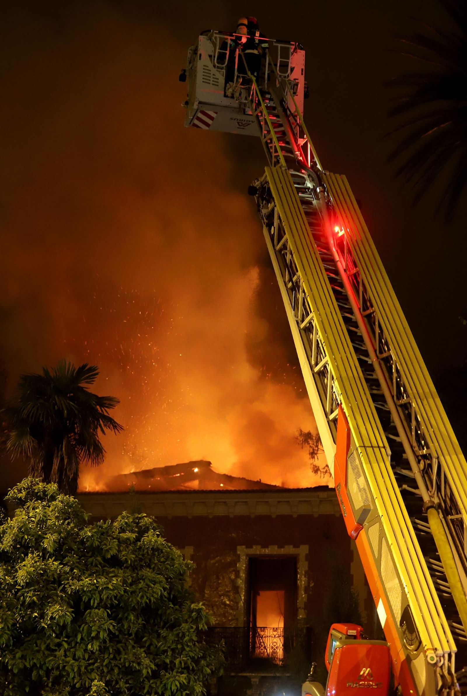 Imágenes del incendio del edificio de la Casona de Huelva en la Alameda