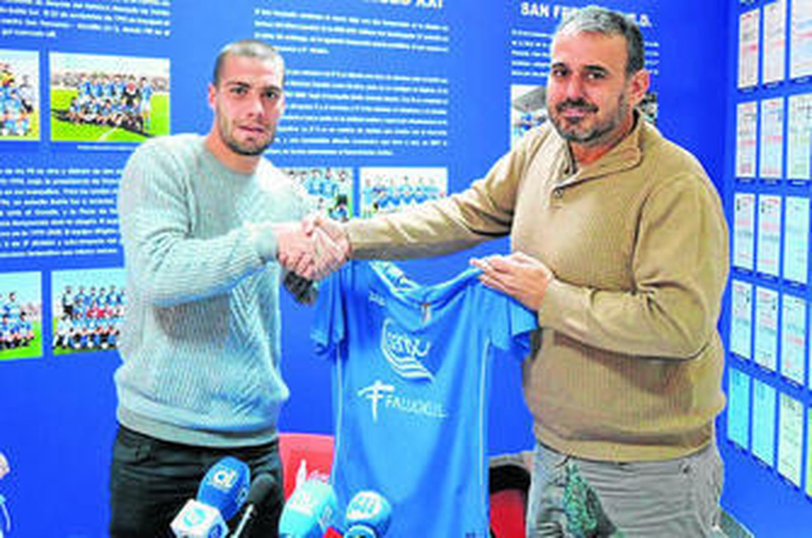 Sergio Castillo estrecha la mano del presidente, Daniel Luna, al tiempo que ambos sujetan la elástica azulina.