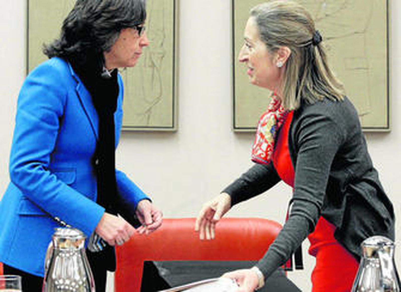 La ministra de Fomento, Ana Pastor, conversa con la diputada Rosa Aguilar antes de su comparecencia en la Comisión de Fomento.