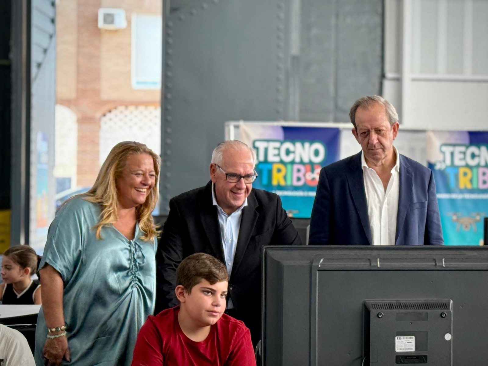 Jesús Estrella acompañado por Ángela Hidalgo y Francisco Carmona durante la inauguración del CODI en Andújar.