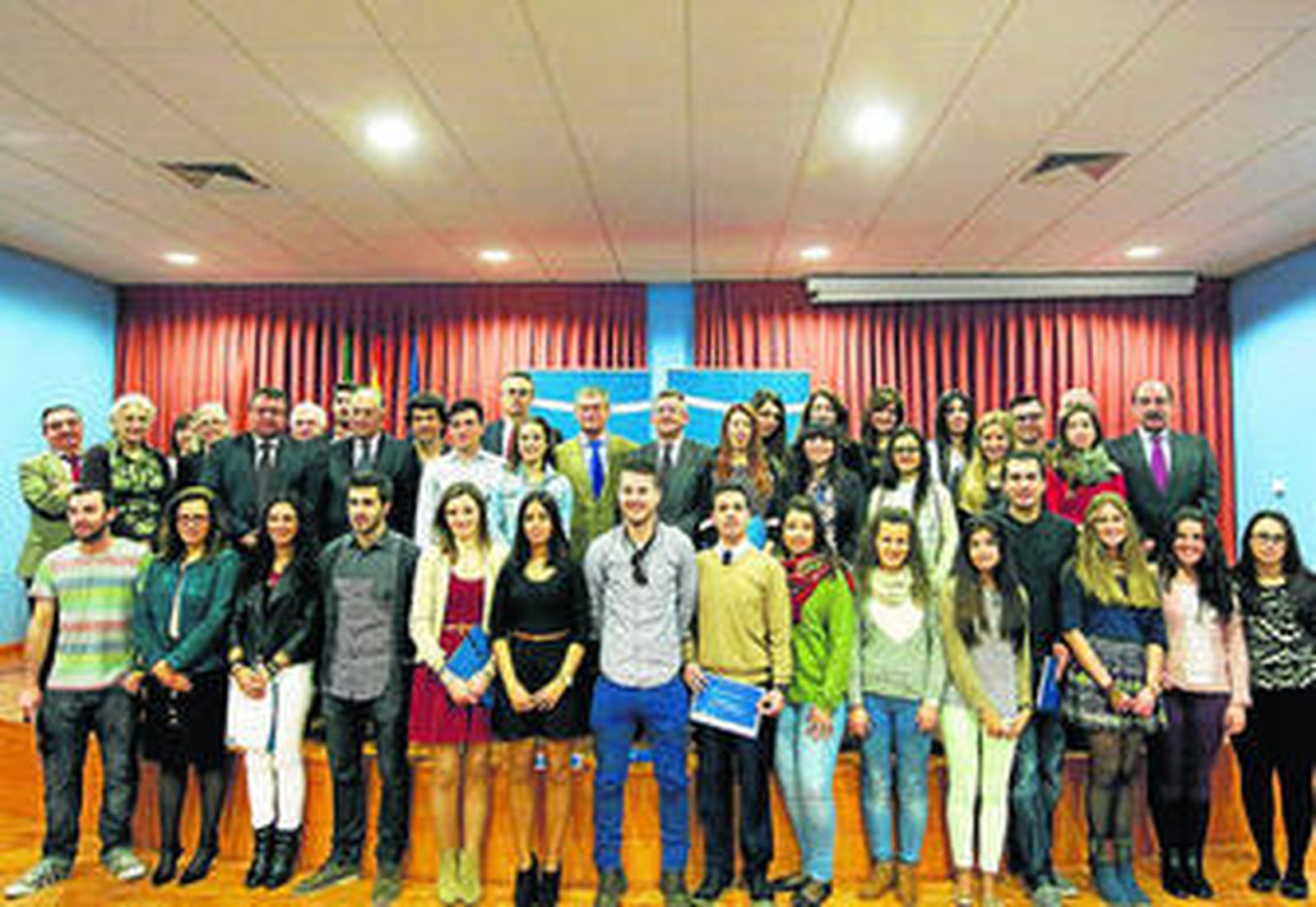 Foto de familia de los alumnos becados y representantes de distintas instituciones.