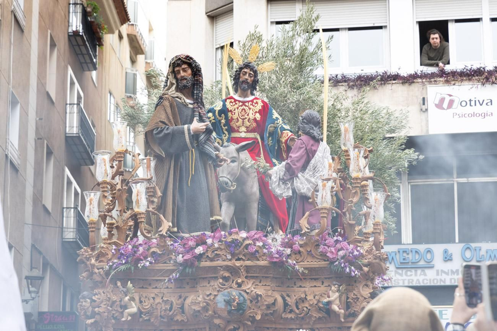 Los jiennenses se echan a la calle para presenciar la primera de las procesiones de la jornada: la Borriquilla (I)