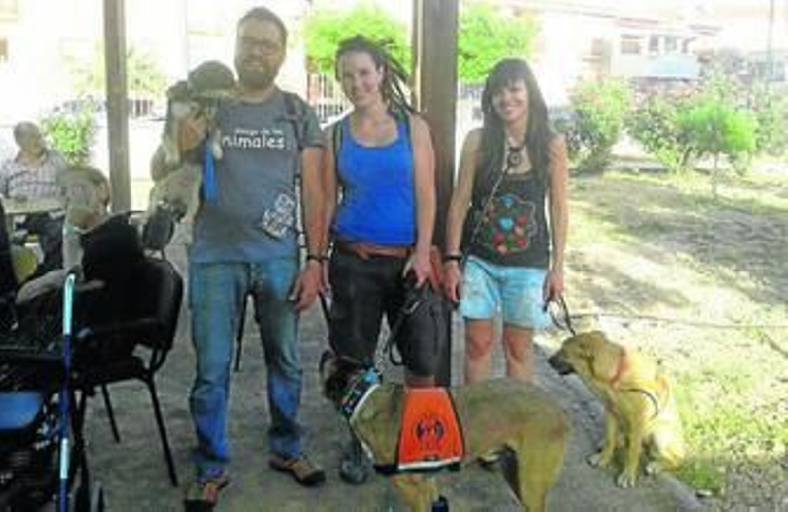 El presidente de la asociación, Natan Blanco, con otras integrantes y varios animales.
