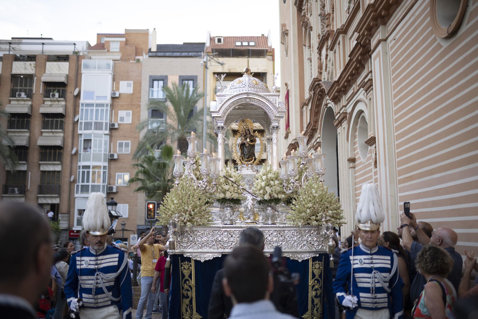 Imágenes de la procesión de la Virgen de la Cinta por el centro de la ciudad