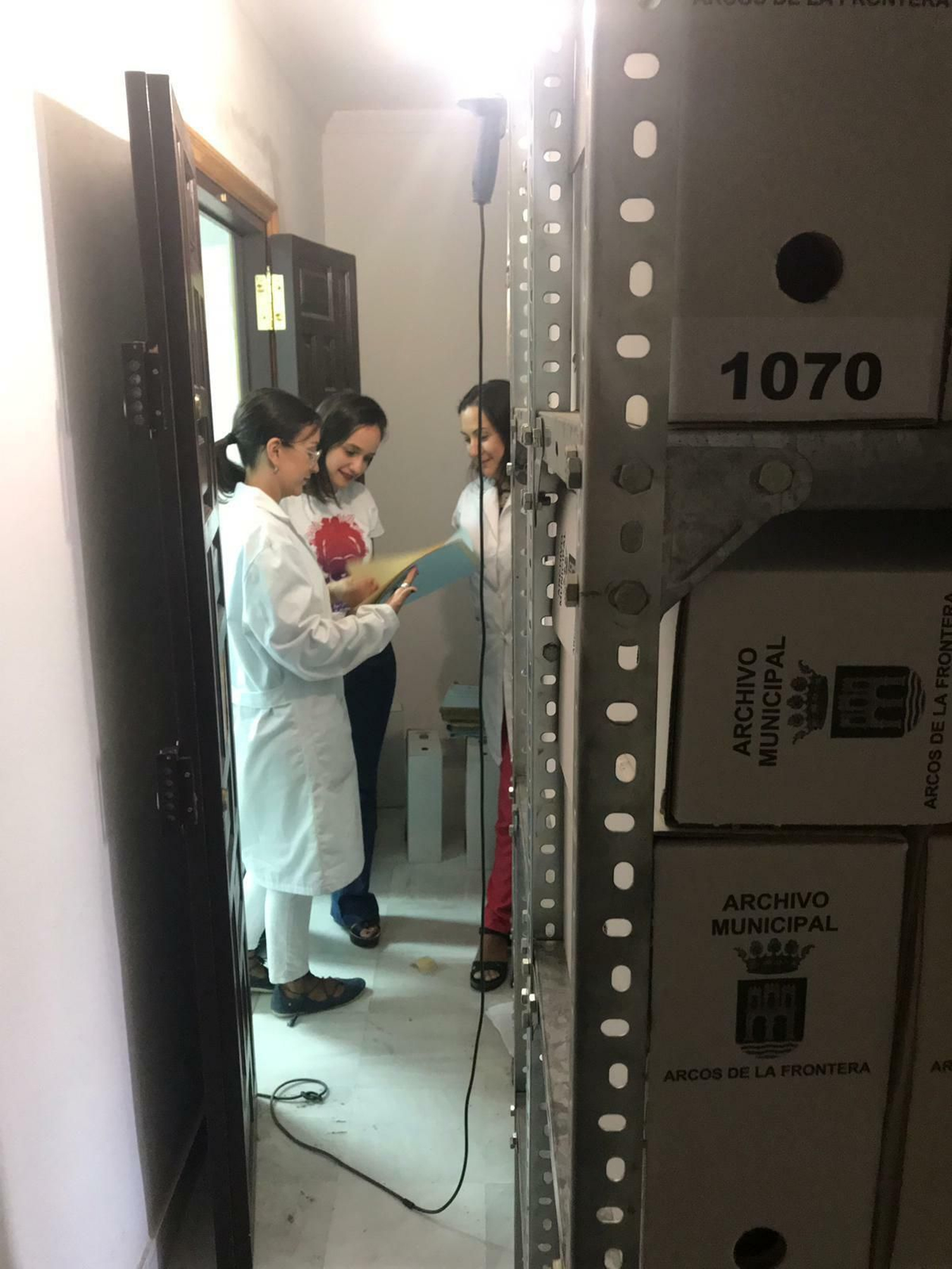 La visita de la delegada municipal de Cultura al archivo municipal